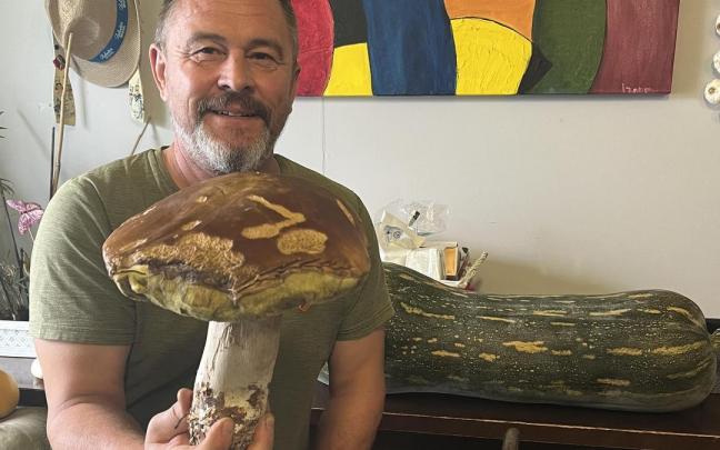 Costi Mechta posa sonriente con el hongo superdotado en el bar Gazólaz de Obanos.