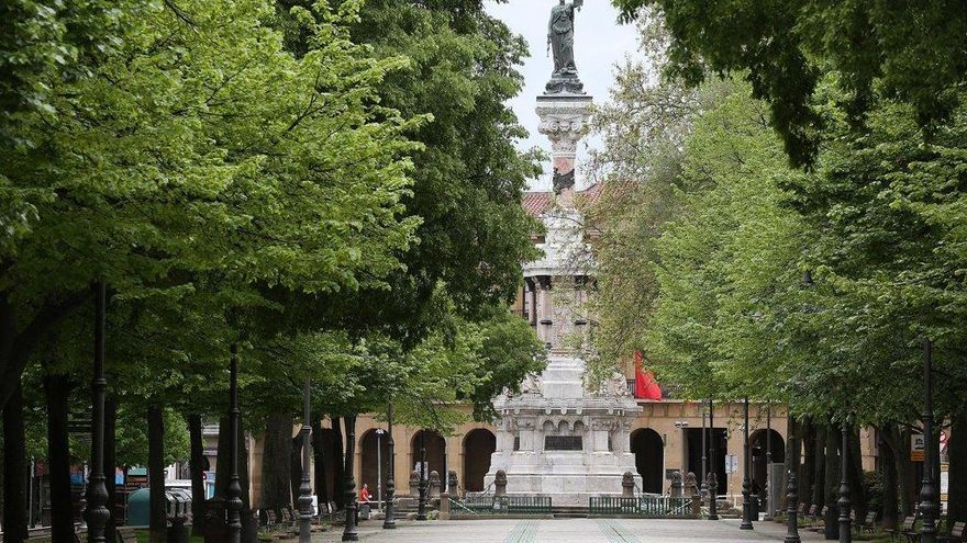 Vista del Paseo de Sarasate, con el Monumento a los Fueros al fondo.