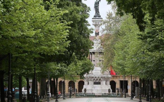 Vista del Paseo de Sarasate, con el Monumento a los Fueros al fondo.