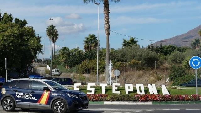 Un coche de la Policía Nacional en Estepona.