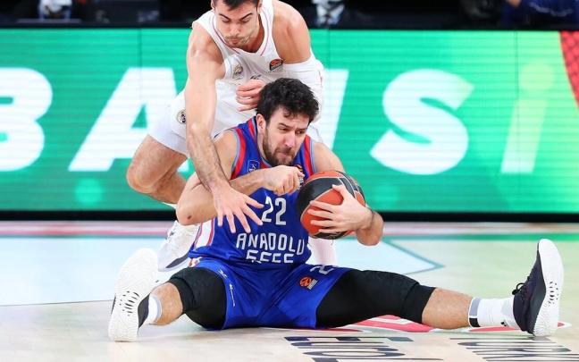 Hezonja trata de robar el balón a Micic, durante el partido entre el Real Madrid y el Efes Hezonja trata de robar el balón a Micic, durante el partido entre el Real Madrid y el Efes