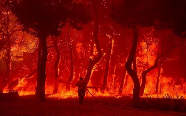 Grecia continúa atrapada por el fuego. Grecia continúa atrapada por el fuego.