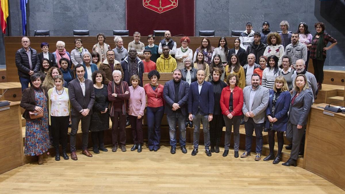 Representantes del Parlamento foral y de entidades sociales posan en la Cámara foral en el acto de conmemoración del 74 aniversario de la Declaración Universal de Derechos Humanos.