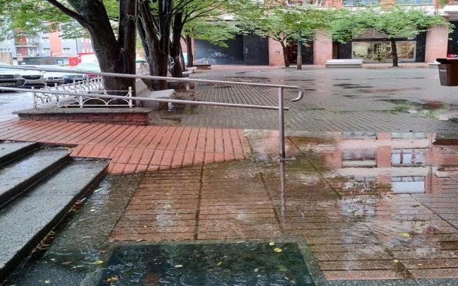 Charcos formados en la plaza Simón Arrieta