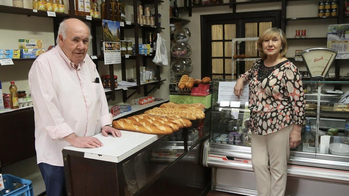 Los hermanos Patxi y Marivi Goya, en el interior de Panadería Arregi, en Legorreta, que cierra tras casi un siglo.