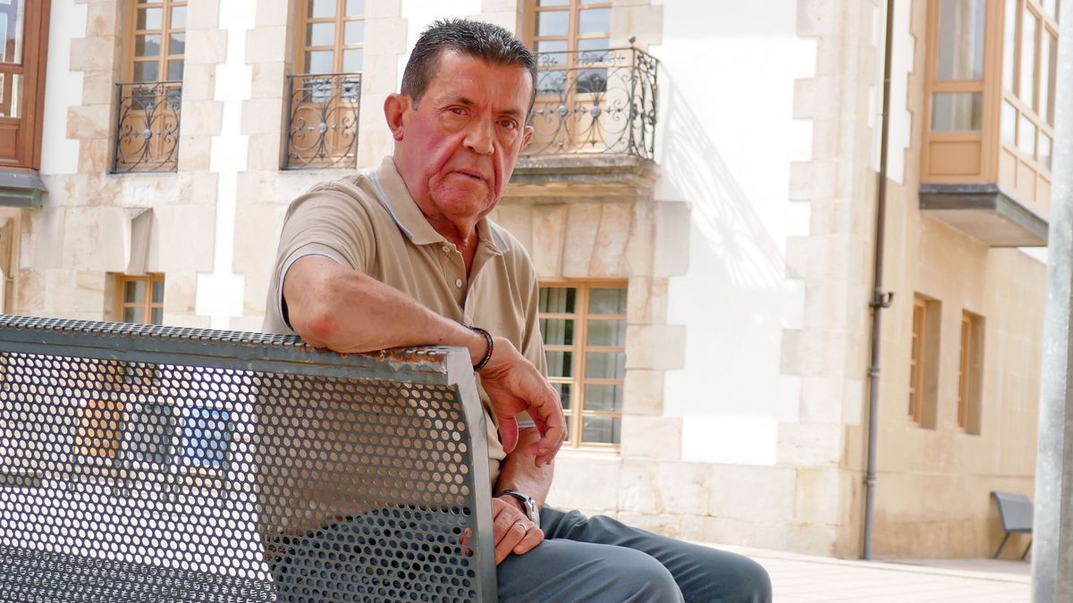 Martín Mazquiarán en el exterior del Ayuntamiento de Olazti.