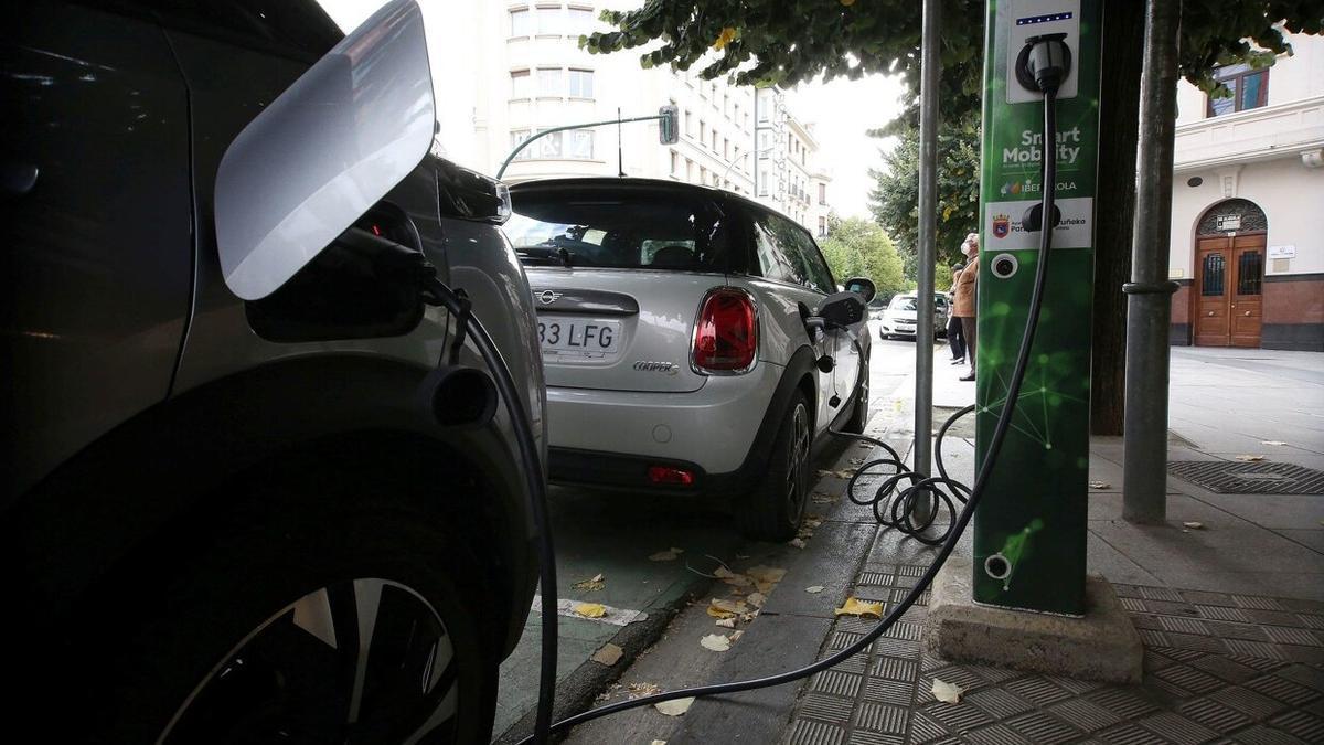 Un vehículo eléctrico, recargando en Pamplona.