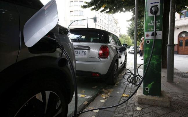 Un vehículo eléctrico, recargando en Pamplona. Un vehículo eléctrico, recargando en Pamplona.
