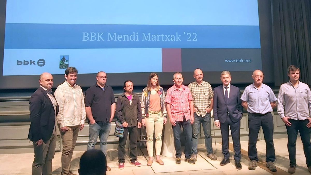 La presentación del programa contó con la presencia de representantes de la BBK, clubes de montaña y alcaldes.