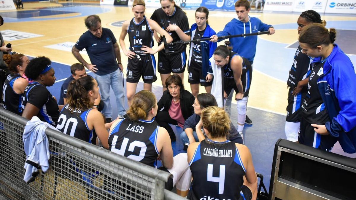 Las jugadoras del IDK Euskotren atienden a Azu Muguruza en un tiempo muerto del partido ante el Tenerife.