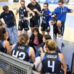 Las jugadoras del IDK Euskotren atienden a Azu Muguruza en un tiempo muerto del partido ante el Tenerife. Las jugadoras del IDK Euskotren atienden a Azu Muguruza en un tiempo muerto del partido ante el Tenerife.