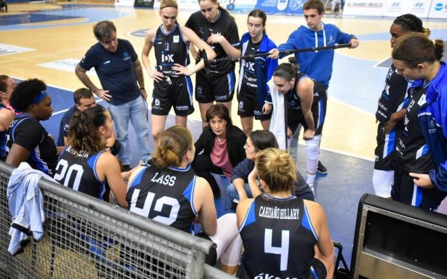 Las jugadoras del IDK Euskotren atienden a Azu Muguruza en un tiempo muerto del partido ante el Tenerife.