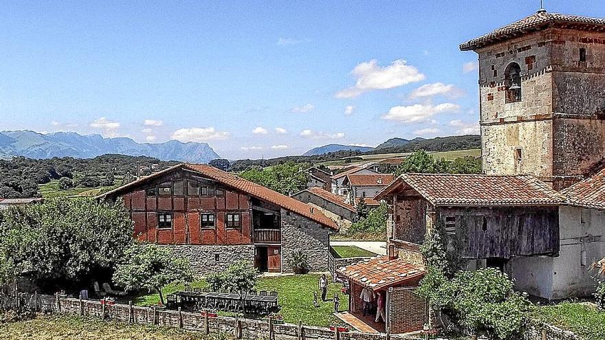 Imagen de postaal de Apezetxea, junto a la iglesia de Arruitz y Malloak al fondo. | FOTO: CEDIDA