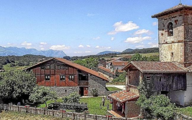 Imagen de postaal de Apezetxea, junto a la iglesia de Arruitz y Malloak al fondo. | FOTO: CEDIDA