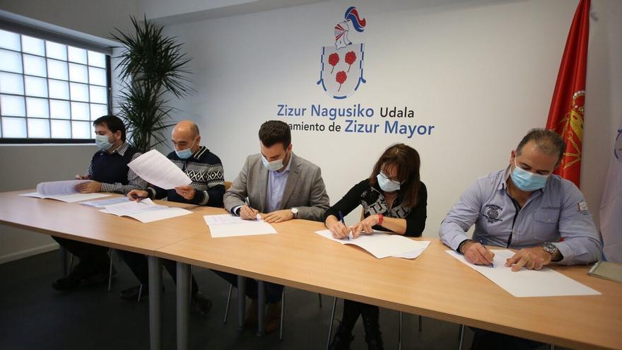 El edil no adscrito Iñigo Goñi, José Ángel Saiz (EH Bildu), el alcalde Jon Gondán y Piluka García (Geroa Bai) y Richard Ocaña (PSN) firman el acuerdo presupuestario del pasado año.