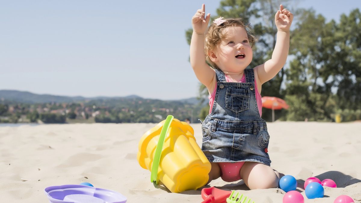 Imagen de una niña en una playa