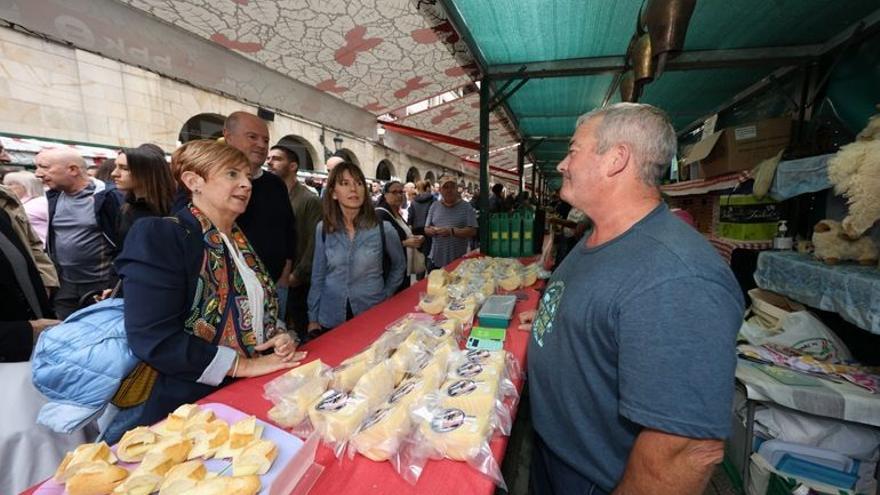 La consejera ha visitado hoy la feria del Último Lunes de Gernika.