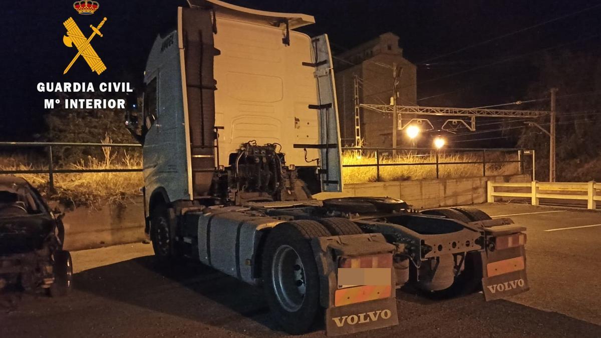 Vista de la cabeza tractora del camión recuperado por Guardia Civil.