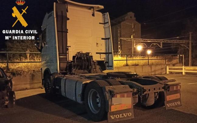 Vista de la cabeza tractora del camión recuperado por Guardia Civil. Vista de la cabeza tractora del camión recuperado por Guardia Civil.