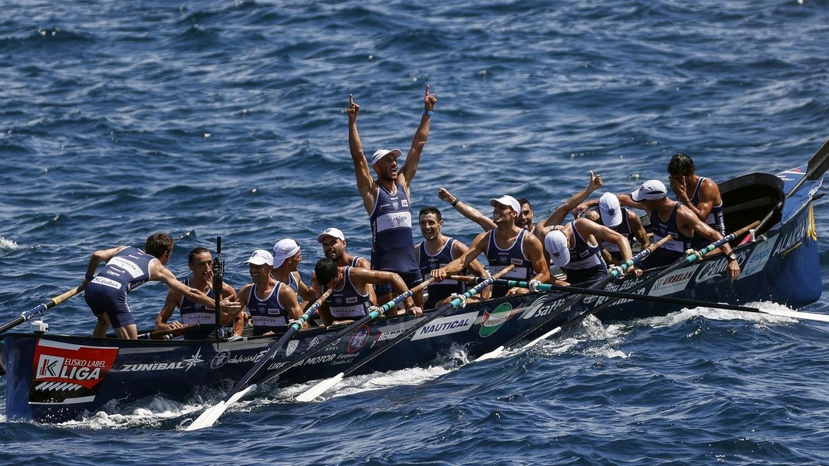 La trainera de Urdaibai celebra su t&iacute;tulo en el Campeonato de Euskadi.
