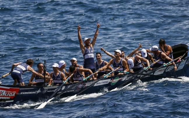 La trainera de Urdaibai celebra su t&iacute;tulo en el Campeonato de Euskadi.