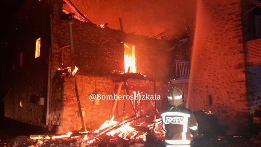 Imagen del incendio registrado la madrugada del domingo en un caserío en el municipio de Turtzios