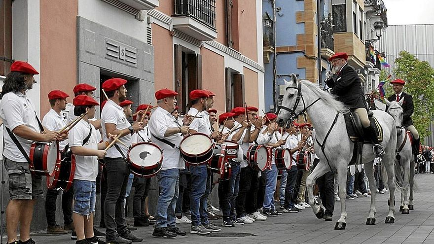 El general del Alarde tradicional, Paco Carrillo, pasando ayer revista a la compañía Ama Shantalen.