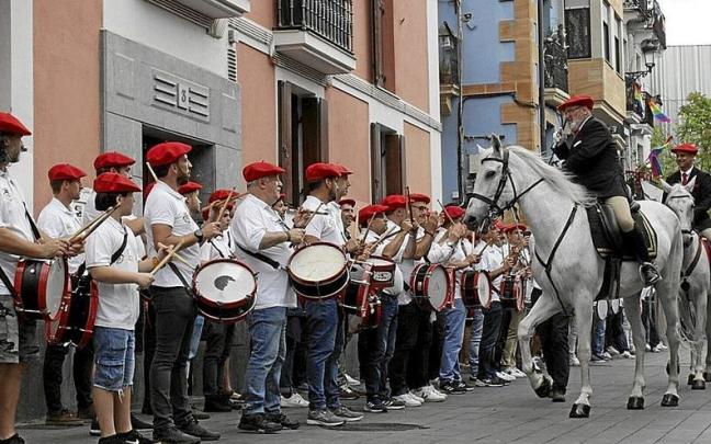 El general del Alarde tradicional, Paco Carrillo, pasando ayer revista a la compañía Ama Shantalen.