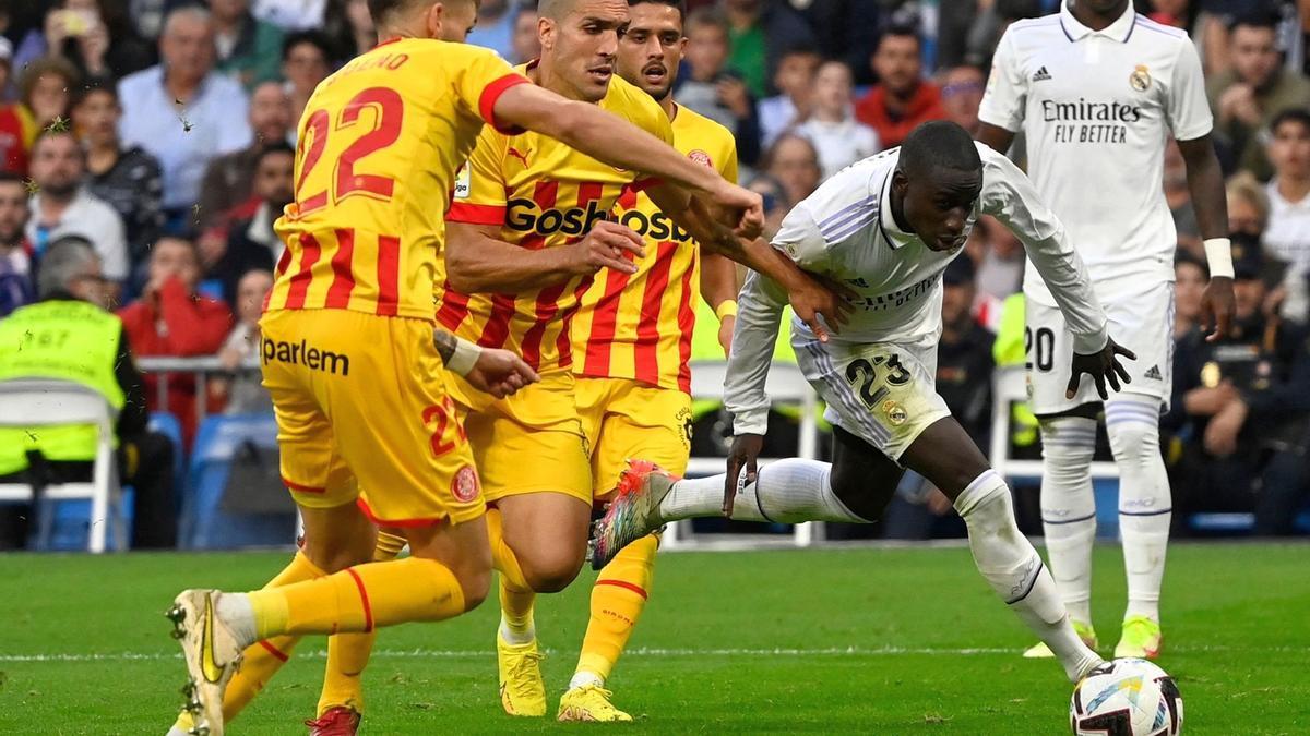 El madridista Mendy no puede superar a la defensa del Girona.