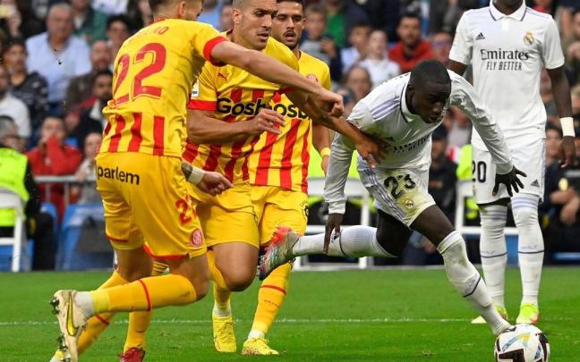 El madridista Mendy no puede superar a la defensa del Girona.