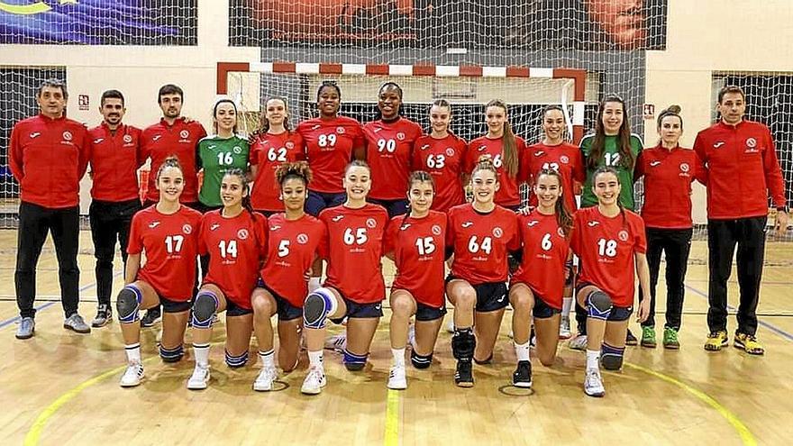 La selección juvenil navarra, posando con sus técnicos antes de un partido del CESA. | FOTO: FNB