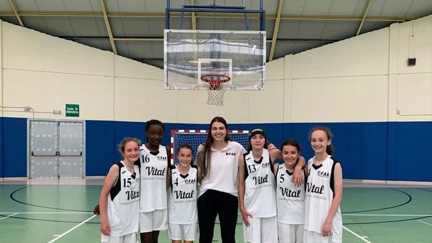 Marina Ortiz de Zárate como entrenadora en el Minibasket femenino