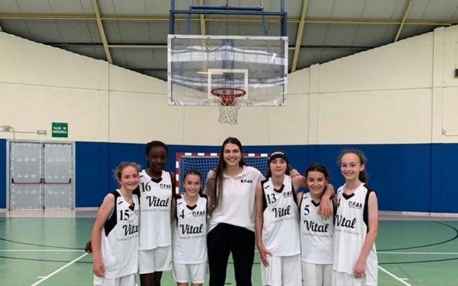 Marina Ortiz de Zárate como entrenadora en el Minibasket femenino