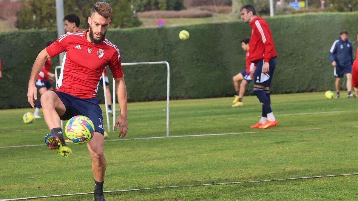 Roberto Torres controla un balón en el entrenamiento de este jueves.