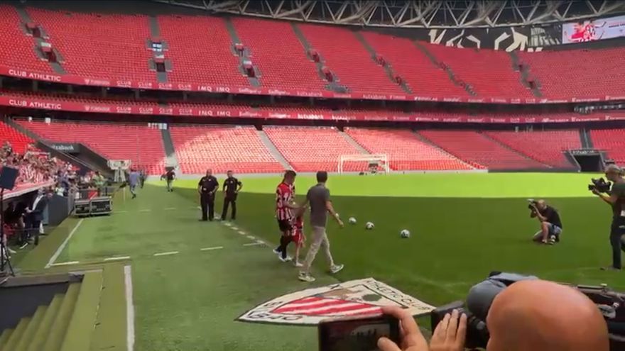 Ovación a Ander Herrera en San Mamés