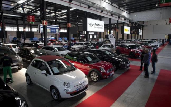 Coches en una feria de exposición de vehículos de ocasión y kilómetro 0. Coches en una feria de exposición de vehículos de ocasión y kilómetro 0.