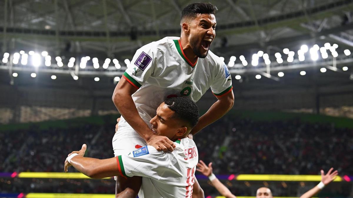 Abdelhamid Sabiri (debajo) celebra su gol con Yahia Attiyat Allah.