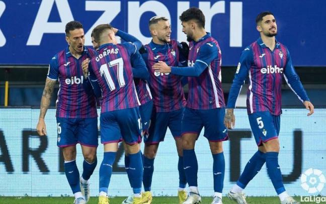 Los jugadores del Eibar celebran un gol en Ipurua.
