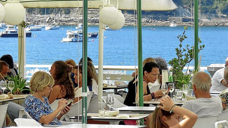 Clientes en una terraza de Donostia.