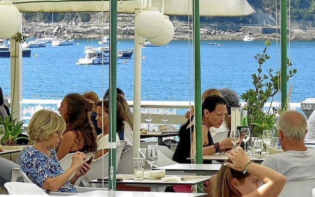 Clientes en una terraza de Donostia. Clientes en una terraza de Donostia.