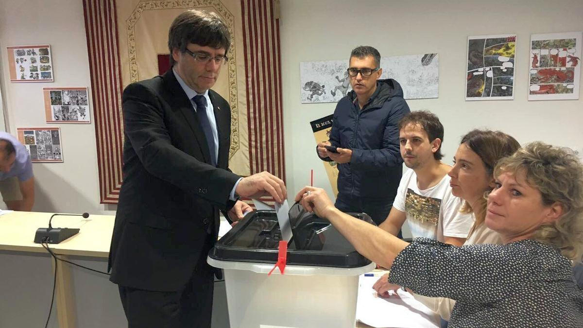 Carles Puigdemont deposita su voto durante la consulta de independencia del 1 de octubre de 2017.