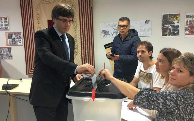 Carles Puigdemont deposita su voto durante la consulta de independencia del 1 de octubre de 2017.