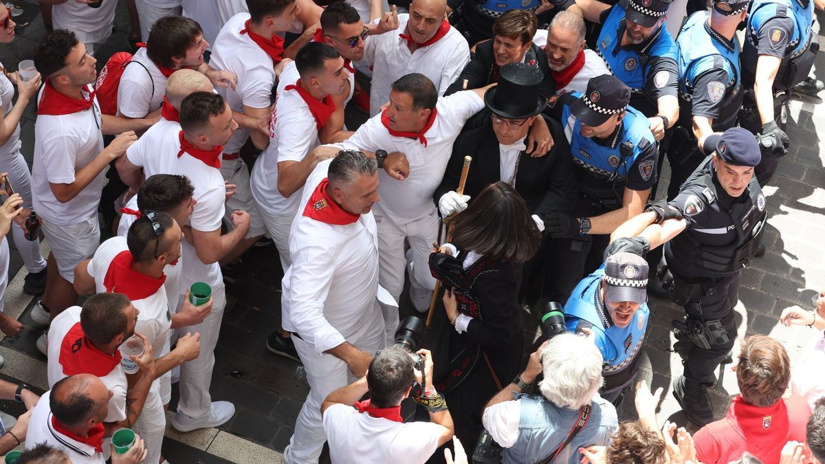 Maya en la procesión a su paso por la Calle Curia