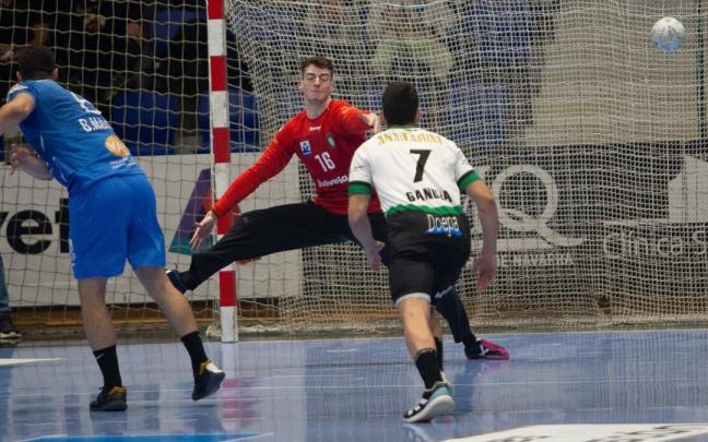 El portero Marcos Cancio, que brilló ante el Barça, en plena acción.