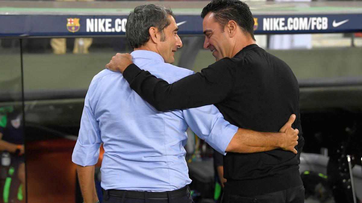 Ernesto Valverde y Xavi Hernández se saludan antes de comenzar el partido.