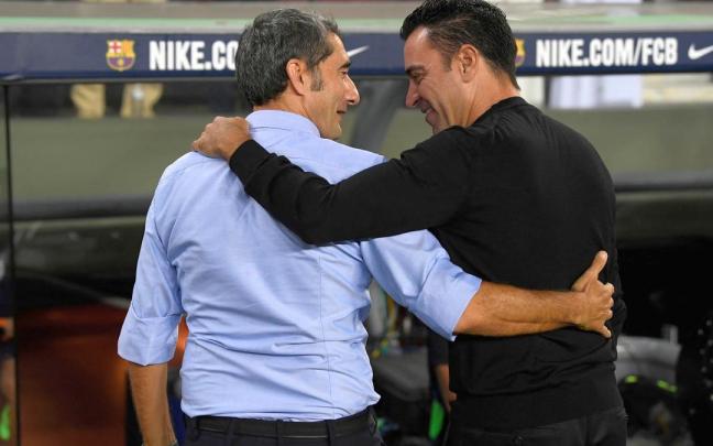 Ernesto Valverde y Xavi Hernández se saludan antes de comenzar el partido. Ernesto Valverde y Xavi Hernández se saludan antes de comenzar el partido.