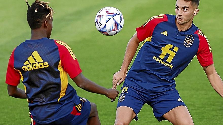 Nico Williams y Ferrán Torres, entrenando en Las Rozas. | FOTO: EFE