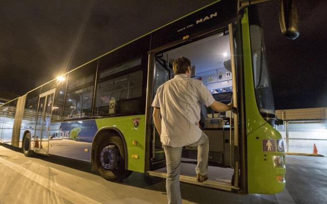 Un chófer sube a un autobús aparcado en Cocheras.
