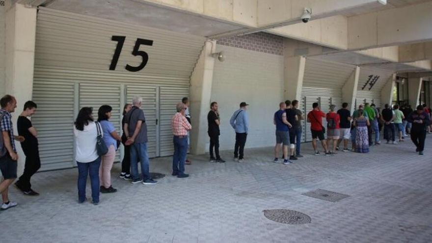 Colas en El Sadar para un partido antiguo