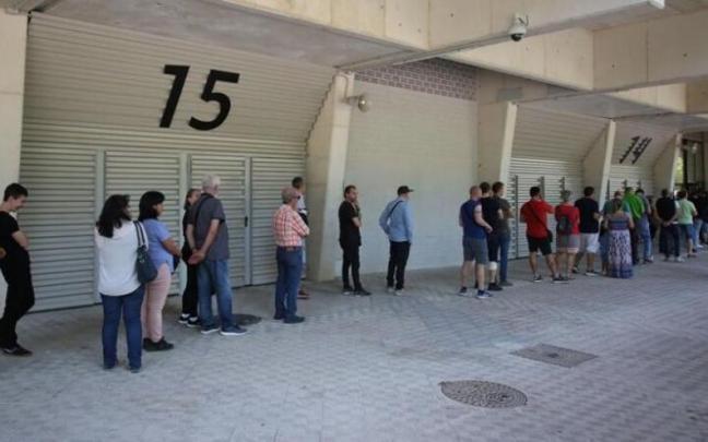 Colas en El Sadar para un partido antiguo Colas en El Sadar para un partido antiguo